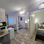 Cozy 1-bdroom In The Centre, Free Parking Apartment